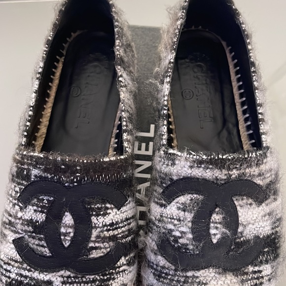 White and black Chanel flats shoes - Picture 2 of 3